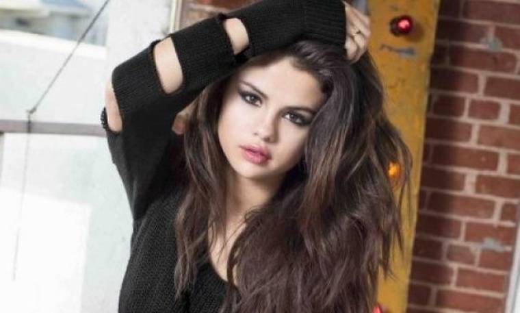Selena τι σου συμβαίνει; Η star έχει νέες, ακόμη πιο προκλητικές φωτογραφίες με μαγιό