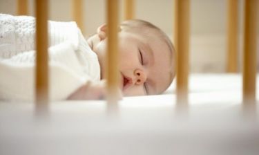Οδηγός επιβίωσης για νέες μαμάδες: Πώς πρέπει να κοιμάται ένα νεογέννητο!