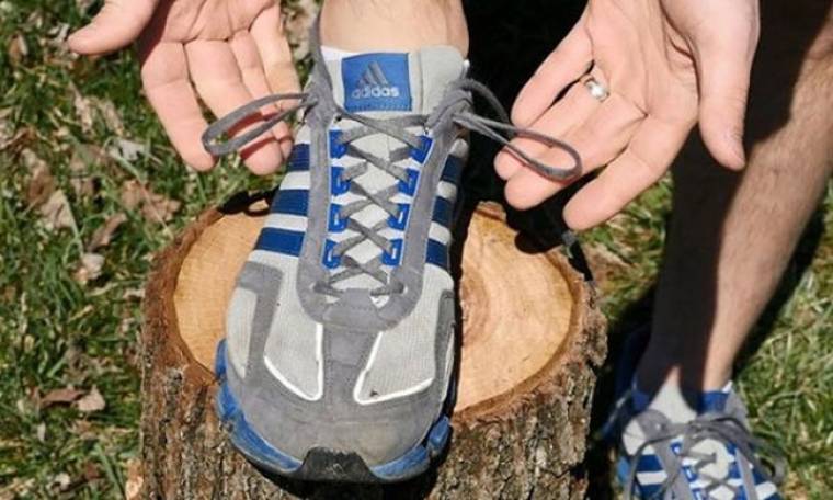 Αυτό είναι το κόλπο για να δέσετε σωστά τα αθλητικά παπούτσια και να μη λυθούν τα κορδόνια! (βίντεο)