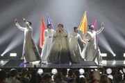 Eurovision 2015: Σερβία: Η «βασίλισσα» της βραδιάς με τις πολύχρωμες σημαίες