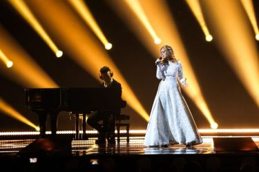 Eurovision 2015: Σλοβενία: Τα ακουστικά της τραγουδίστριας έκλεψαν την παράσταση