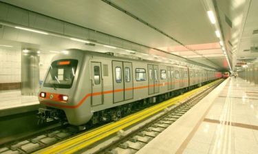 Πανικός στο Μοναστηράκι: Άνδρας έπεσε στις γραμμές του Μετρό