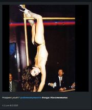 Τρέλανε το Instagram με το pole dancing και το μπικίνι της