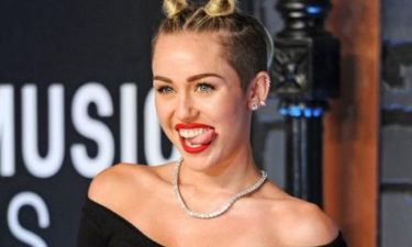 Miley Cyrus: Ποζάρει γυμνή και λασπωμένη με το γουρουνάκι της