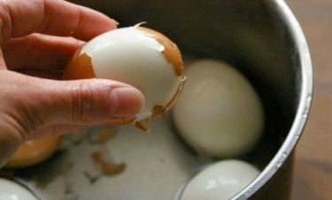 Κι όμως: Έτσι μπορείτε να καθαρίσετε ένα βραστό αυγό με ένα κουτάλι! (βίντεο)