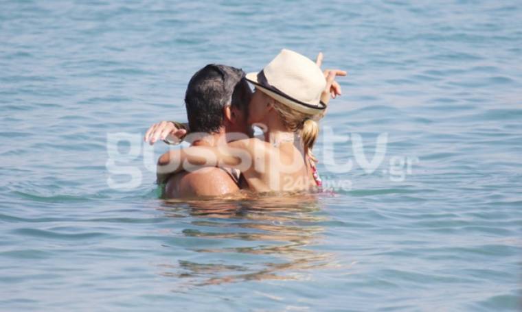 Καυτά φιλιά σε παραλία της Μυκόνου