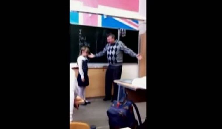 Απίστευτο: Δείτε πώς αντέδρασε μία μαθήτρια μετά από προσβολές και χειρονομίες του δασκάλου της