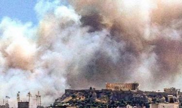 Θλίψη: H Ακρόπολη με φόντο τον πυκνό καπνό της πυρκαγιάς στον Υμηττό