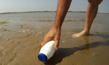 Δείτε τι παράξενο συνέβη όταν έριξε λίγο αλάτι στην άμμο! (βίντεο)