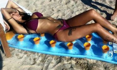 Τα έβγαλε όλα στην παραλία Ελληνίδα ηθοποιός! (photos)