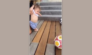 Shakira- Gerard Pique: Ο έξι μηνών γιος τους μαθαίνει να κλωτσά την μπάλα