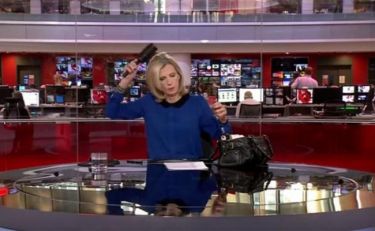 Ουπς: Η παρουσιάστρια του BBC χτενίζεται ενώ έχει ξεκινήσει το δελτίο!