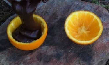 Ρίχνει σοκολάτα μέσα στη φλούδα πορτοκαλιού. Η συνέχεια θα σας κάνει να τρέξετε στην κουζίνα