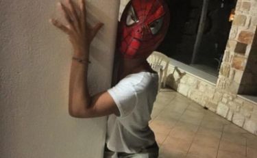 Ηθοποιός ντυμένη Spiderman γιόρτασε τον Δεκαπενταύγουστο