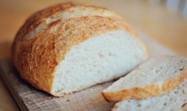 Συνταγή για αφράτο σπιτικό ψωμί με 4 υλικά!