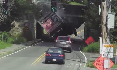 Προσοχή στο ύψος: Φορτηγό προσκρούει σε γέφυρα και διαλύεται (videos)