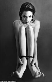 Πωλούνται γυμνές φωτογραφίες της Jolie
