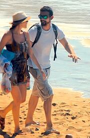 Τζένη Μπαλατσινού: Ρομαντικές βόλτες στην παραλία με τον σύντροφό της 