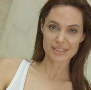 Η Angelina Jolie βγάζει selfie εντελώς άβαφη και στέλνει μήνυμα