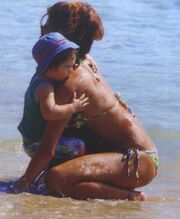 Κατερίνα Παπουτσάκη: Στην παραλία αγκαλιά με τον Μάξιμο