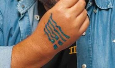 Τραγουδιστής έκανε τατουάζ την ελληνική σημαία