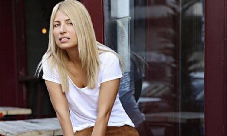 Μαρία Ηλιάκη: Η κοντή της φούστα και η σέξι πόζα πάνω σ' ένα βαρέλι, που τρέλανε το Instagram