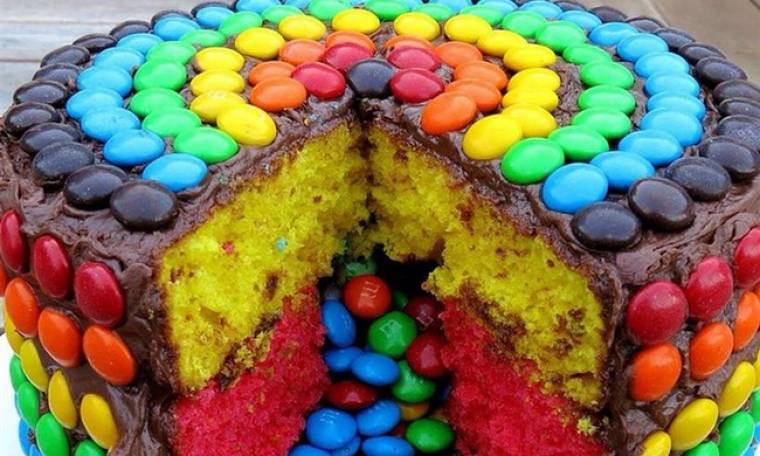 Ετοιμάζει αυτήν την  τούρτα για τα γενέθλια του γιου της η...