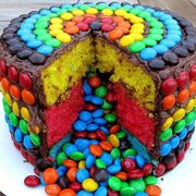 Ετοιμάζει αυτήν την  τούρτα για τα γενέθλια του γιου της η...