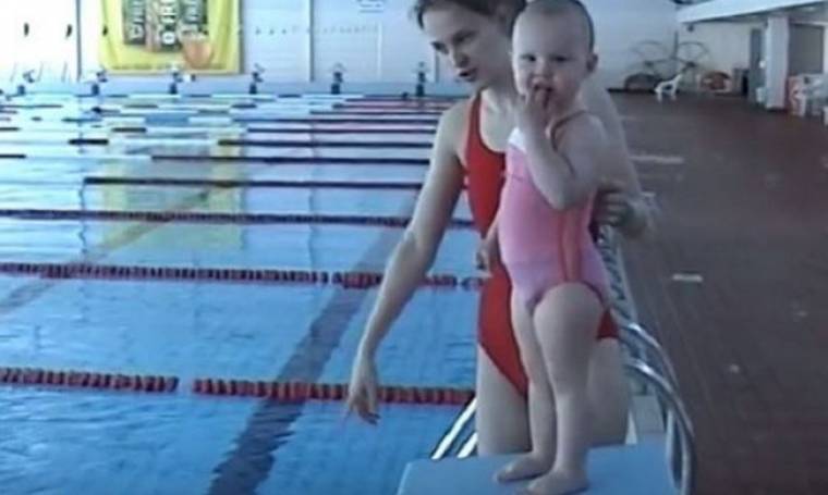 Aπίστευτο! Είναι μόλις 21 μηνών και κολυμπάει σαν δελφίνι! (βίντεο)