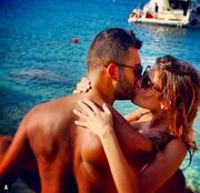 Τα «καυτά» φιλιά γνωστού ζευγαριού της ελληνικής showbiz