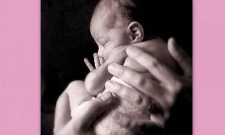 Η νέα Ελληνίδα μάνα φωτογράφισε τη νεογέννητη κορούλα της στα χέρια του συντρόφου της