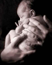 Η νέα Ελληνίδα μάνα φωτογράφισε τη νεογέννητη κορούλα της στα χέρια του συντρόφου της