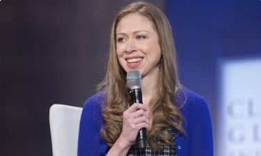 Chelsea Clinton: Η μητέρα της κάνει… babysitting