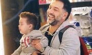 Γρηγόρης Αρναούτογλου: Βόλτες στο Μαρούσι με τον γιο του 