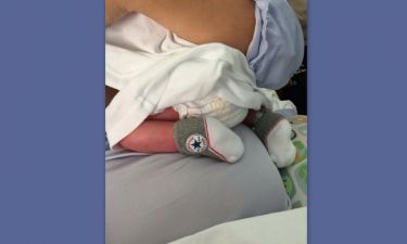 Η πρώτη φωτογραφία από το νεογέννητο γνωστής Ελληνίδας μέσα από το μαιευτήριο