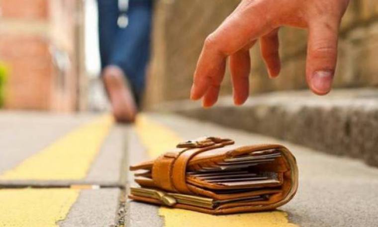 Ηράκλειο: Φοιτητές βρήκαν ευρώ σκορπισμένα στο δρόμο - Δείτε την αντίδρασή τους