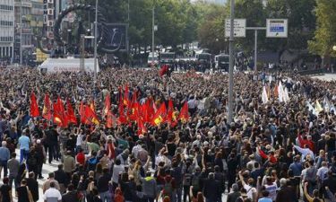 Μεγάλη διαδήλωση στην Άγκυρα για τα θύματα των βομβιστικών επιθέσεων