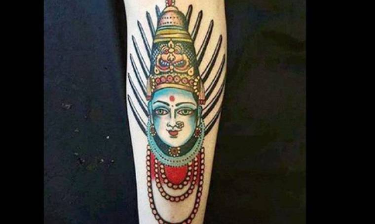 Γι΄ αυτό το τατουάζ Ινδοί απείλησαν να γδάρουν ζωντανό έναν τουρίστα (video)