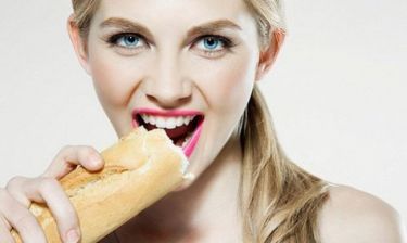Μπορούμε τρώγοντας ψωμί να χάσουμε κιλά; Τι υποστηρίζουν νέες μελέτες