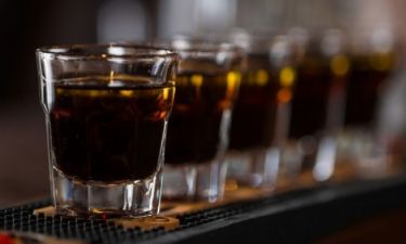 Πόσα ml αλκοόλ καθημερινά είναι αρκετά για να αυξήσουν τις πιθανότητες εγκεφαλικού