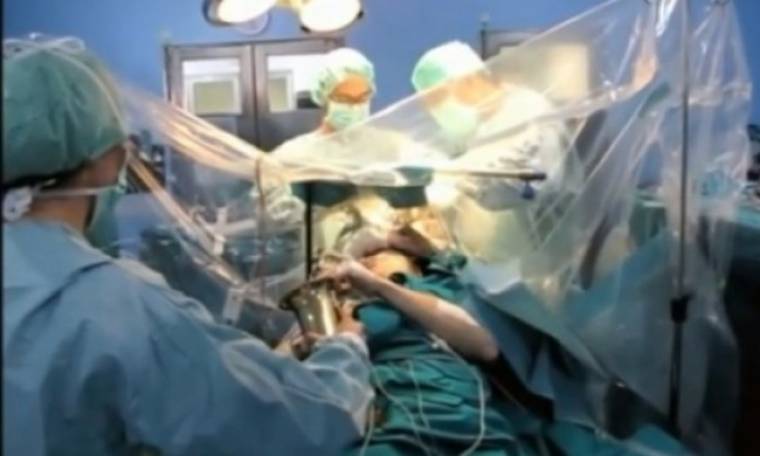 Οι γιατροί τον χειρουργούσαν στο κεφάλι κι αυτός έπαιζε σαξόφωνο! (βίντεο)