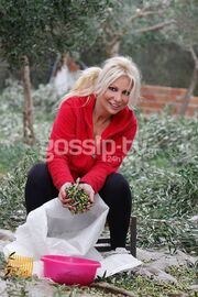 Ελληνίδα τραγουδίστρια έγινε αγρότισσα και μαζεύει τις ελιές στο κτήμα του συζύγου της!