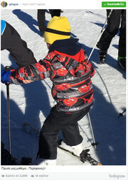 Δείτε τον γιο της Φαίης Σκορδά και του Γιώργου Λιάγκα να κάνει σκι!