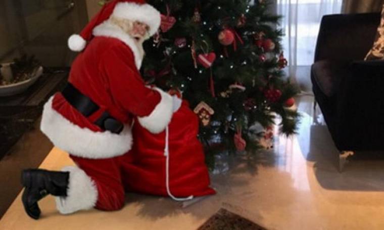 Ο Άγιος Βασίλης στο σαλόνι ζευγαριού της ελληνικής showbiz για τις κόρες του
