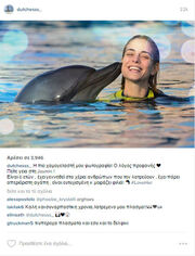 Η γλυκιά φωτογραφία Ελληνίδας παρουσιάστριας με δελφίνι, που της δίνει φιλί! 