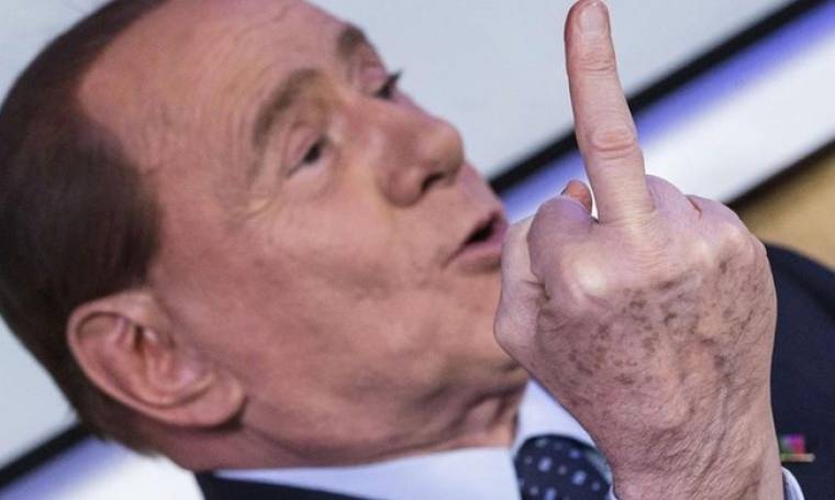 Η άσεμνη χειρονομία του Berlusconi