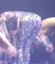 Jennifer Lopez: Σκίστηκε το κορμάκι της στα οπίσθια σε συναυλία της (φωτό)