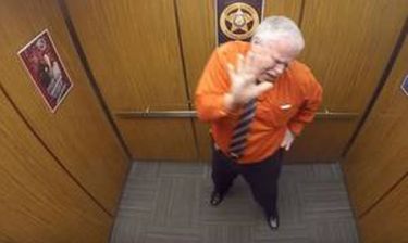 Ο απίστευτος χορός των σερίφηδων στο ασανσέρ που έγινε viral