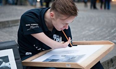 Η δύναμη της θέλησης: 23χρονος έγινε ζωγράφος,παρότι δεν έχει χέρια!
