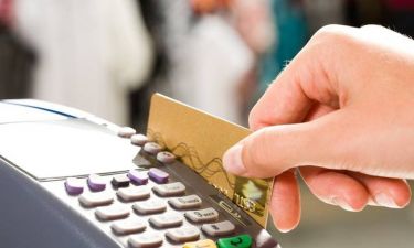 Πρόστιμα 1.500 ευρώ έως 1 εκατ. ευρώ για όσους επιχειρηματίες δεν δέχονται κάρτες